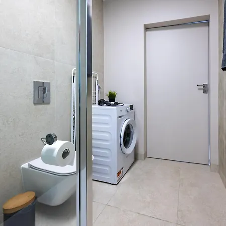 Golden Leaf By Fengshui4u, 6 Os, W Centrum, Dwa Poziomy, Dwie Sypialnie, Wanna Przy Lozku, Klimatyzacja, Bezplatny Parking *